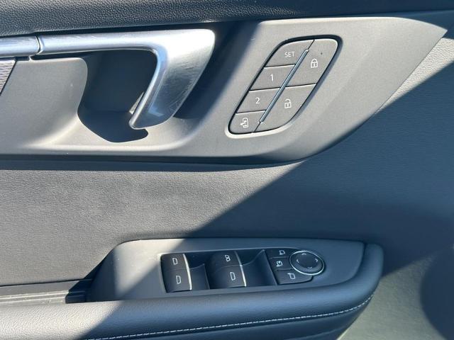 2025 Buick Enclave Vehicle Photo in COLUMBIA, MO 65203-3903