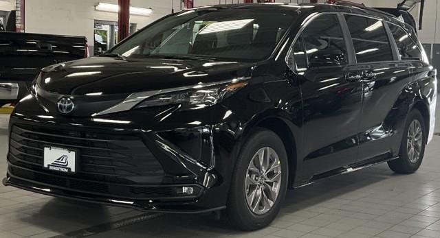 2025 Toyota Sienna Vehicle Photo in Oshkosh, WI 54904