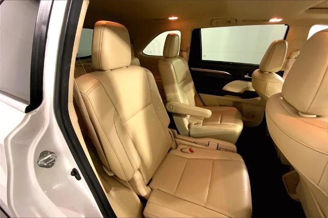 2017 Toyota Highlander Vehicle Photo in Lees Summit, MO 64086
