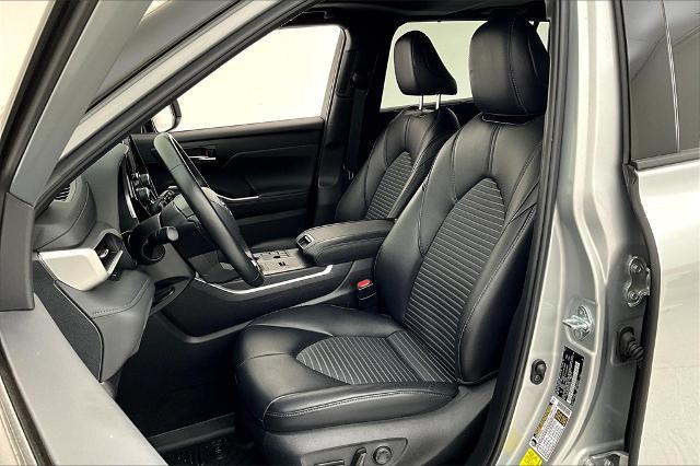2024 Toyota Highlander Vehicle Photo in Grapevine, TX 76051