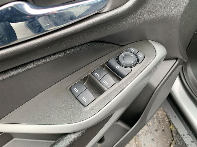2024 Chevrolet Trax Vehicle Photo in MOON TOWNSHIP, PA 15108-2571