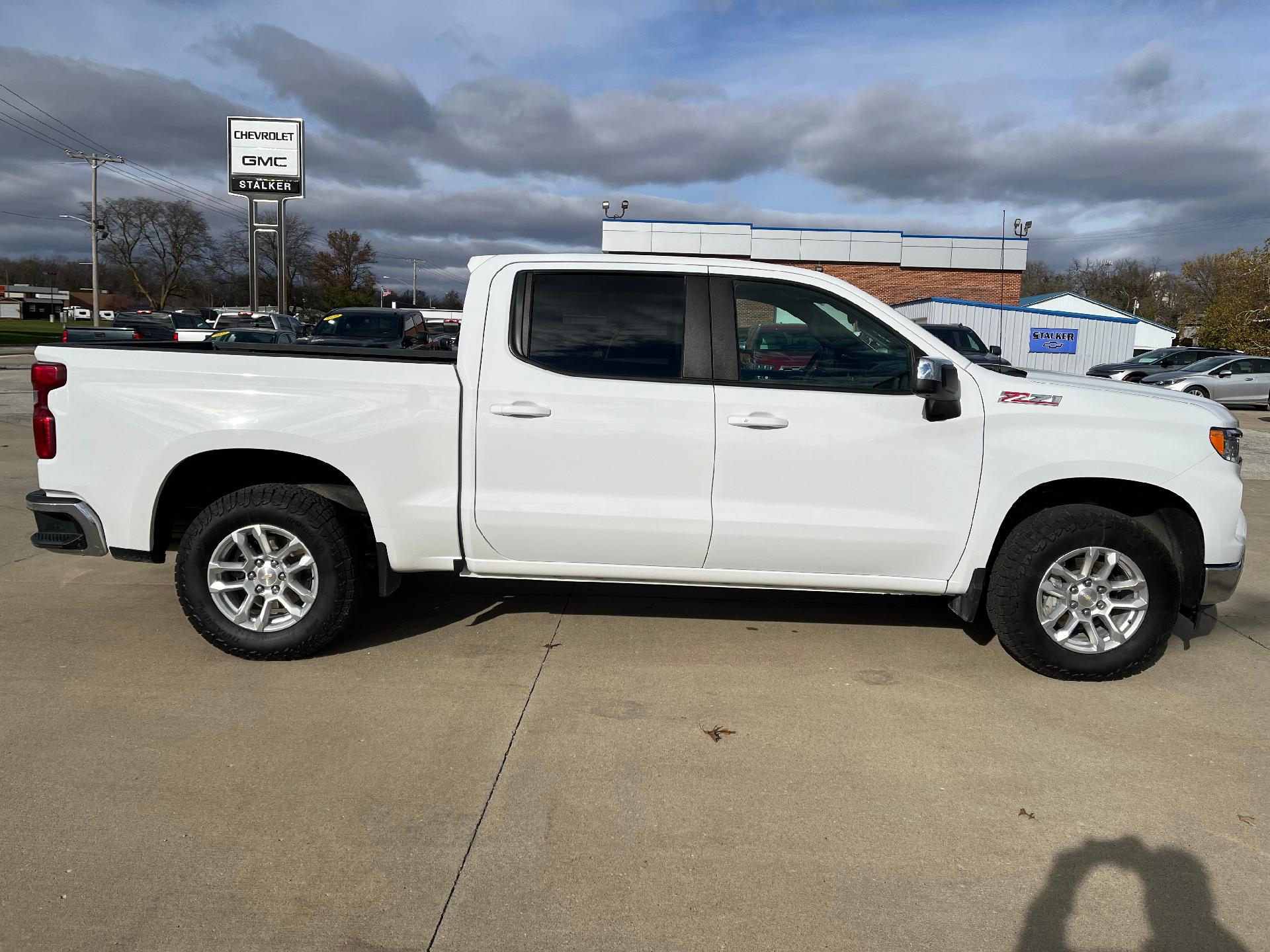 Used 2022 Chevrolet Silverado 1500 LT with VIN 1GCUDDED9NZ564483 for sale in Creston, IA