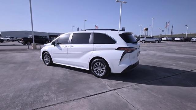 2022 Toyota Sienna Vehicle Photo in NEDERLAND, TX 77627-8017