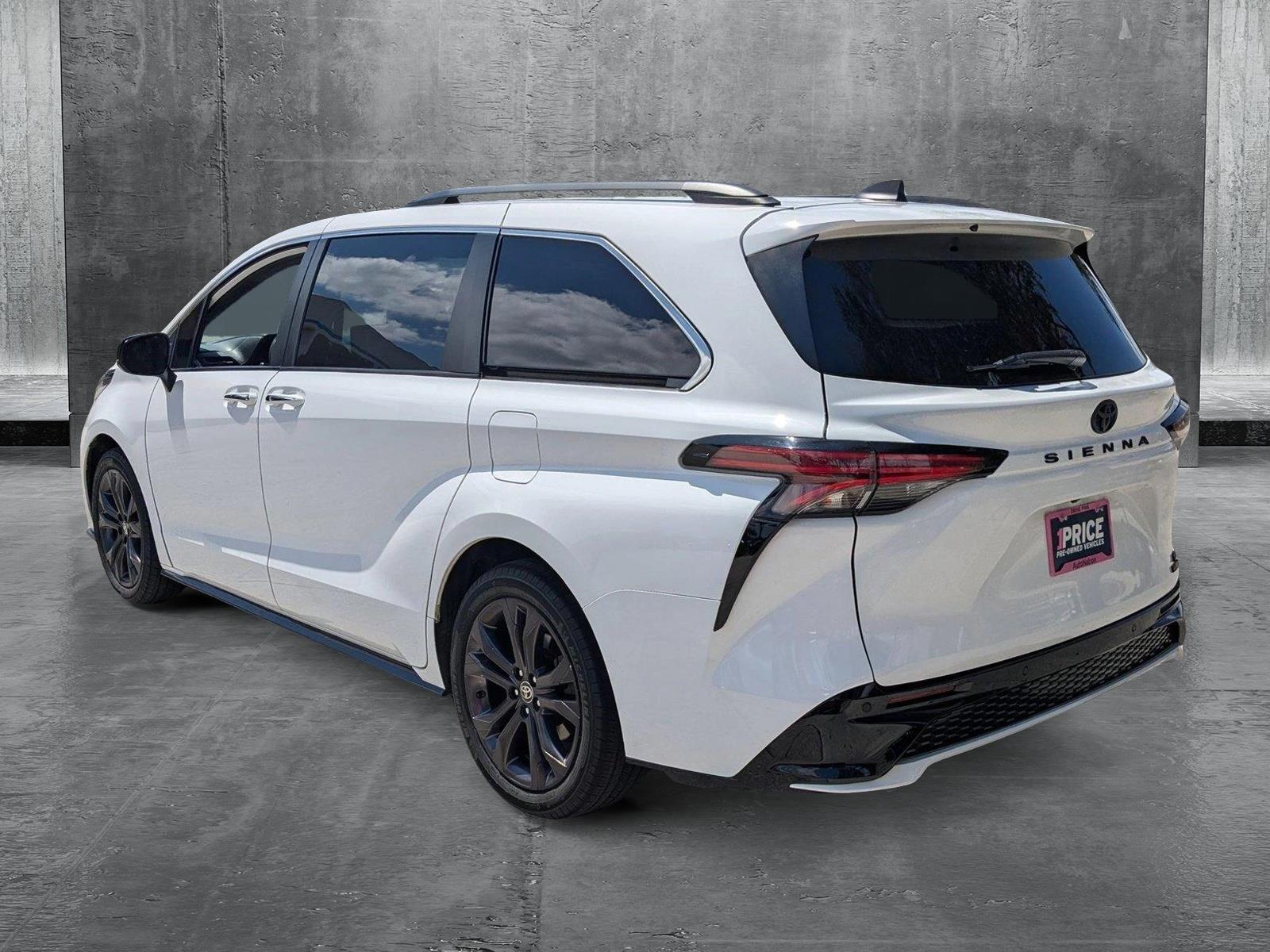 2022 Toyota Sienna Vehicle Photo in Pembroke Pines , FL 33084