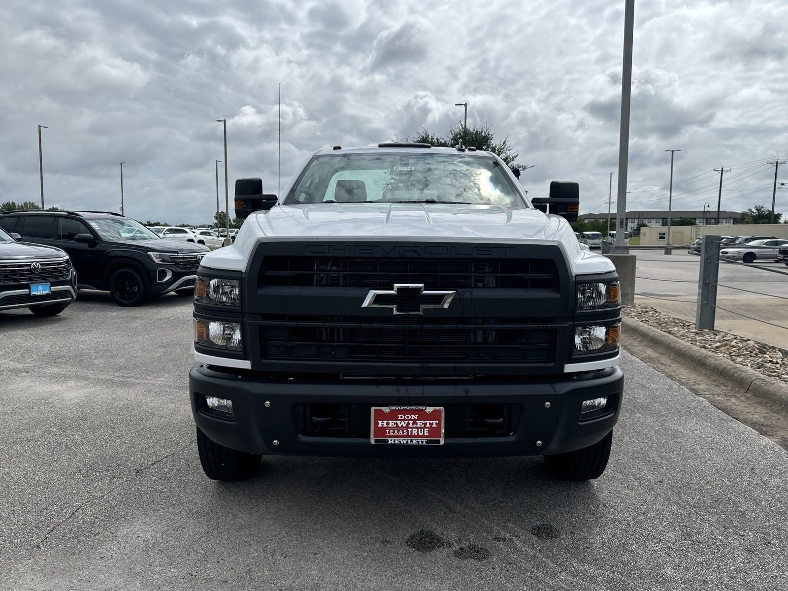 2024 Chevrolet Silverado 6500 HD Vehicle Photo in GEORGETOWN, TX 78626-7508