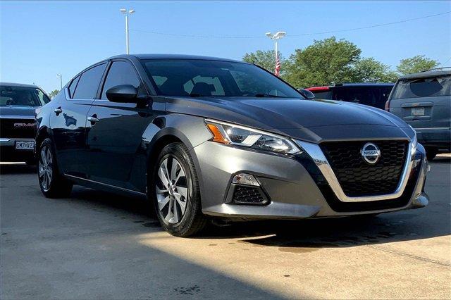 2019 Nissan Altima Vehicle Photo in TOPEKA, KS 66609-0000