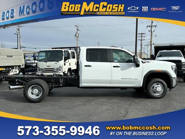 2025 GMC Sierra 3500 HD Chassis Cab Vehicle Photo in COLUMBIA, MO 65203-3903