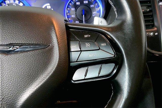 2022 Chrysler 300 Vehicle Photo in KANSAS CITY, MO 64114-4502