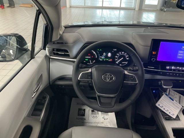2025 Toyota Sienna Vehicle Photo in Oshkosh, WI 54904