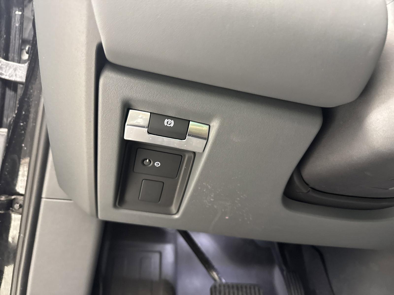 2024 Land Rover Defender Vehicle Photo in GEORGETOWN, TX 78626-7508