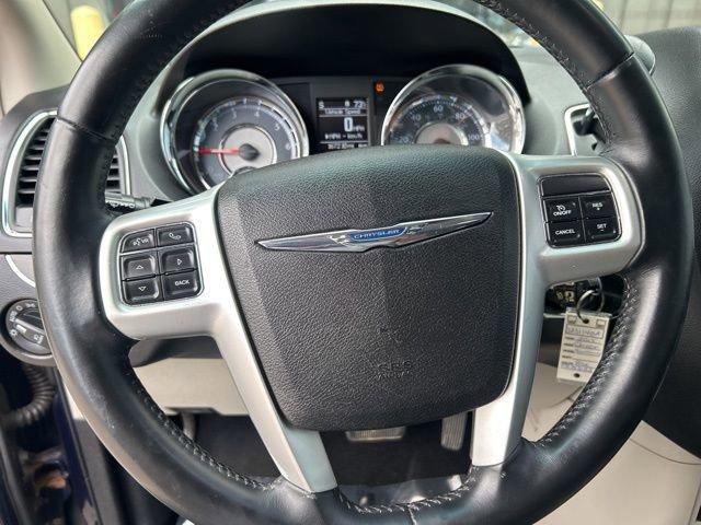 2015 Chrysler Town & Country Vehicle Photo in MEDINA, OH 44256-9631