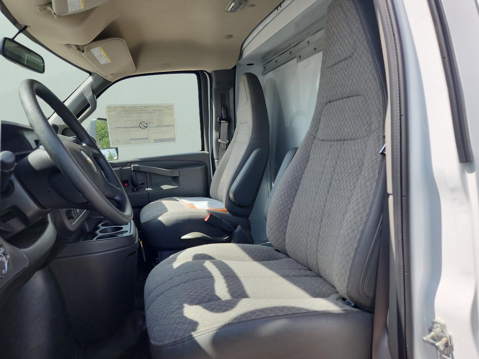 2025 Chevrolet Express Cutaway 3500 Vehicle Photo in GEORGETOWN, TX 78626-7508