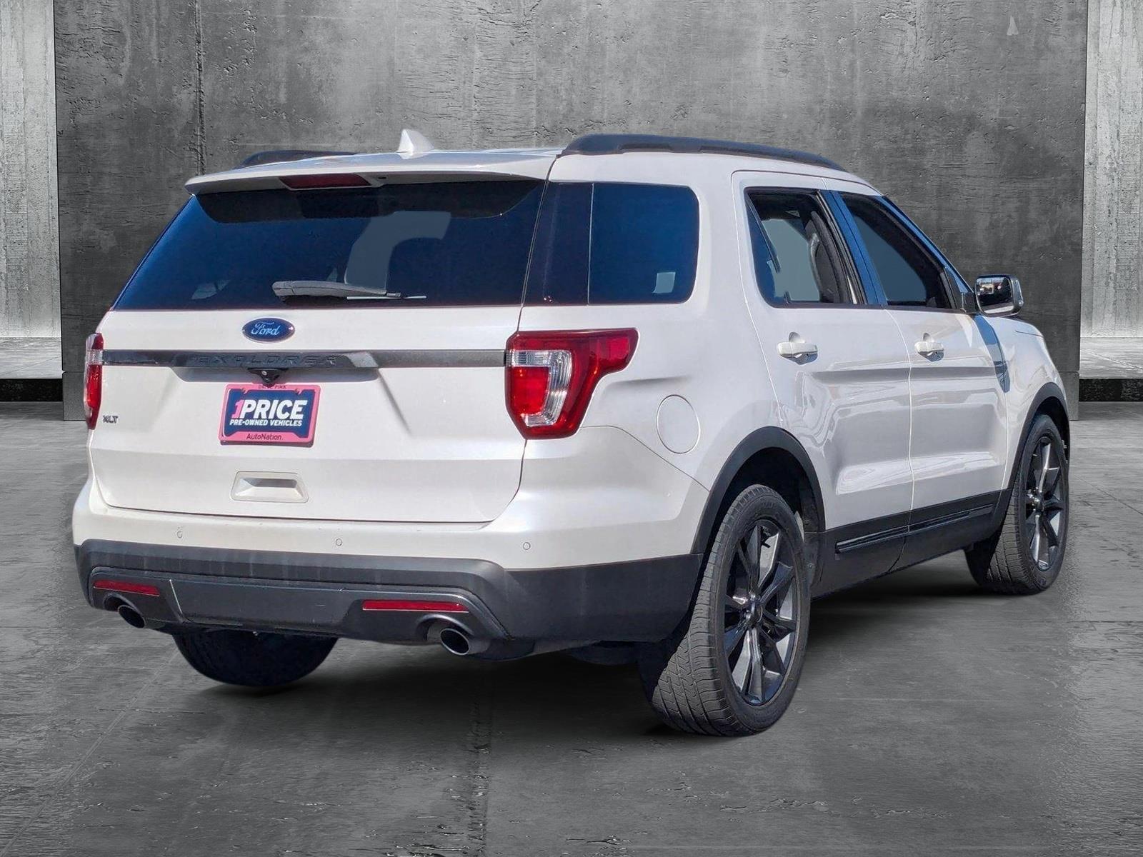 2017 Ford Explorer Vehicle Photo in VALENCIA, CA 91355-1705