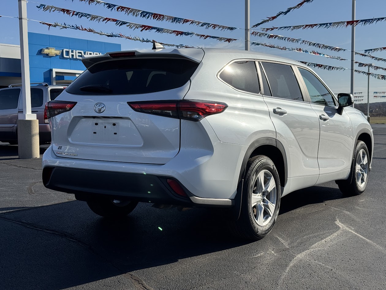 2023 Toyota Highlander Vehicle Photo in BOONVILLE, IN 47601-9633