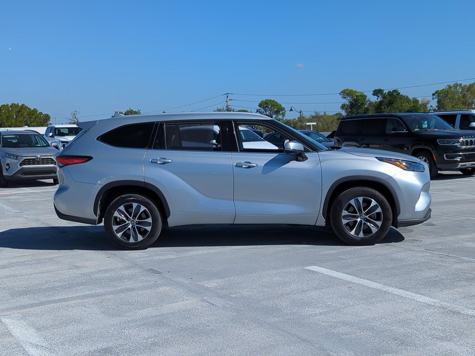 2022 Toyota Highlander Vehicle Photo in PEMBROKE PINES, FL 33024-6534