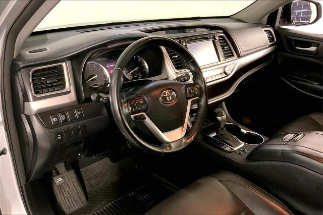 2017 Toyota Highlander Vehicle Photo in Lees Summit, MO 64086