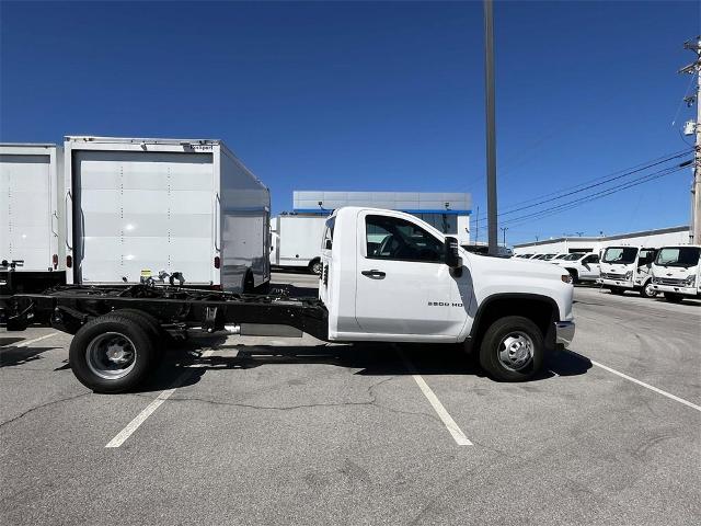 2024 Chevrolet Silverado 3500 HD Chassis Cab Vehicle Photo in ALCOA, TN 37701-3235