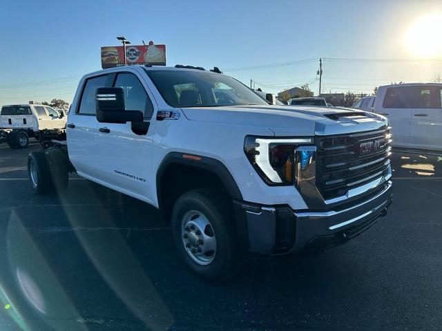 2025 GMC Sierra 3500 HD Chassis Cab Vehicle Photo in COLUMBIA, MO 65203-3903