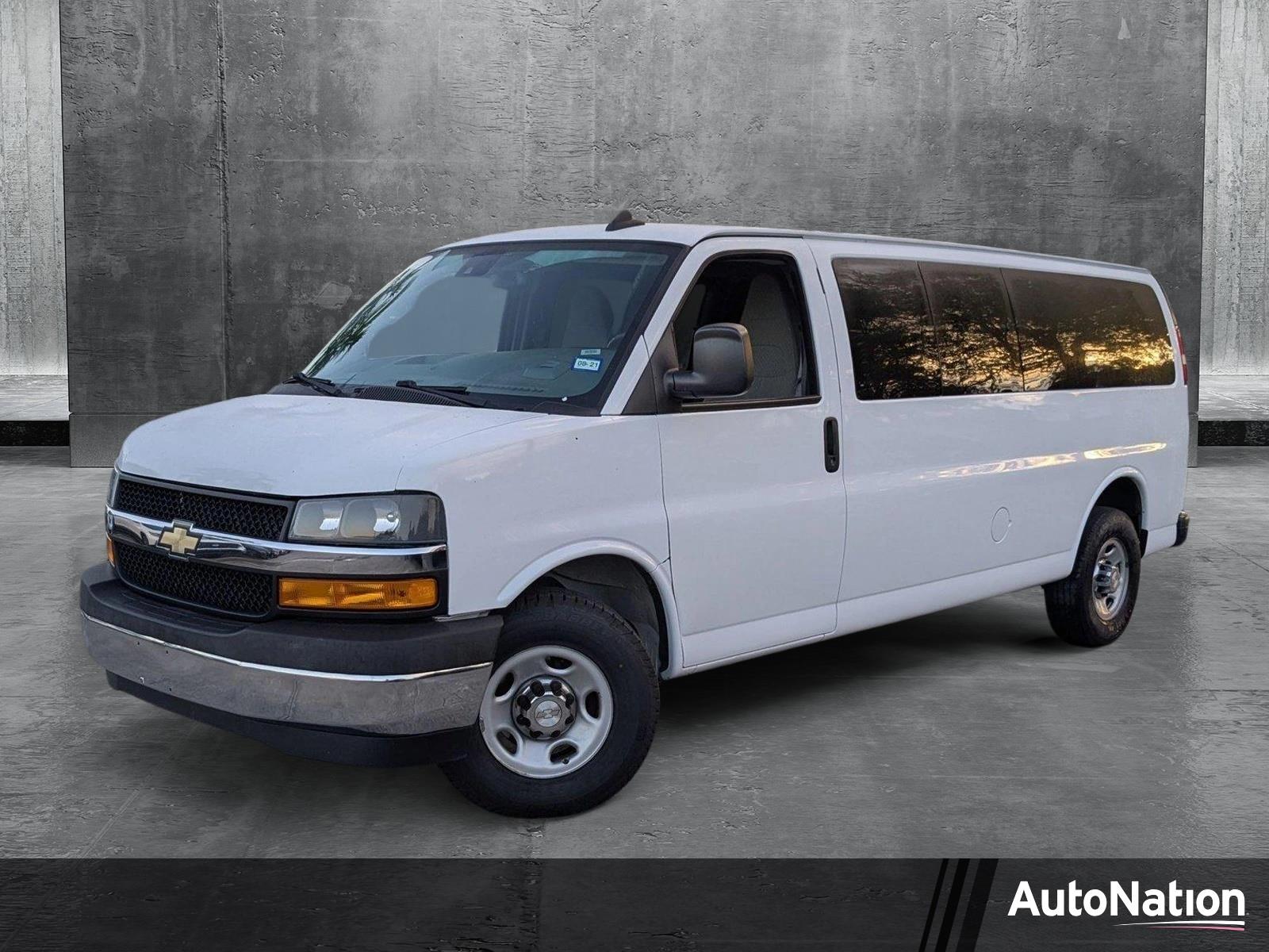 2020 Chevrolet Express Passenger 3500 Vehicle Photo in PEMBROKE PINES, FL 33024-6534