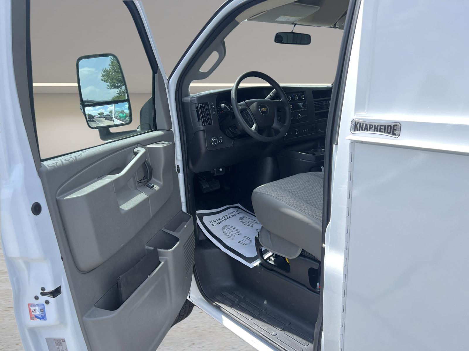2025 Chevrolet Express Cutaway 3500 Vehicle Photo in GEORGETOWN, TX 78626-7508