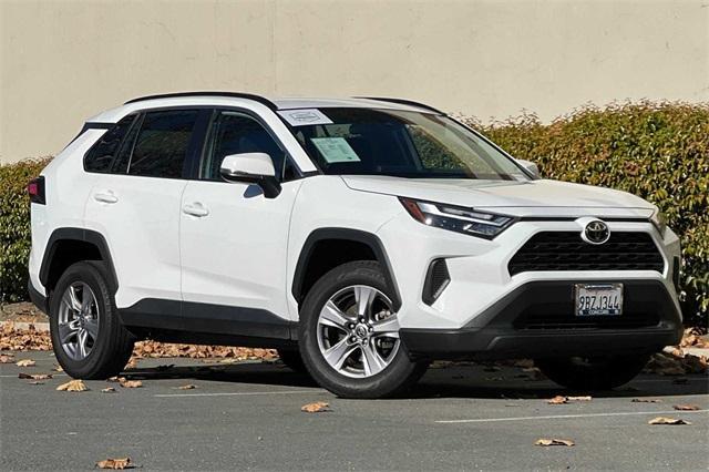 2022 Toyota RAV4 XLE photo 2