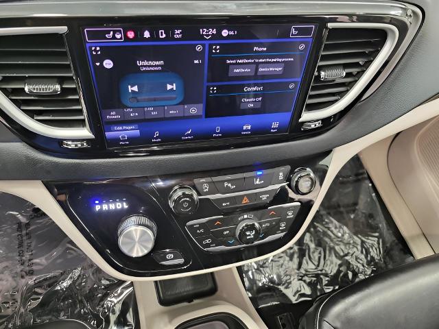 2023 Chrysler Pacifica Vehicle Photo in Green Bay, WI 54304