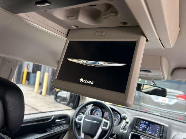 2015 Chrysler Town & Country Vehicle Photo in MEDINA, OH 44256-9631