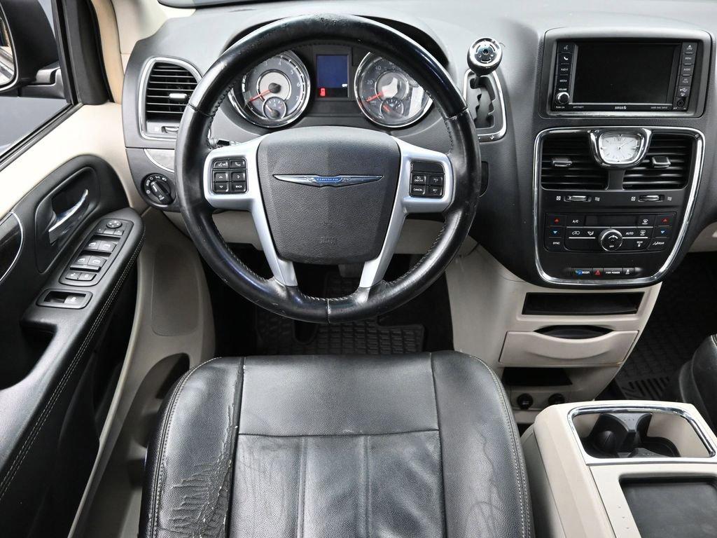2014 Chrysler Town & Country Vehicle Photo in Cedar Rapids, IA 52402