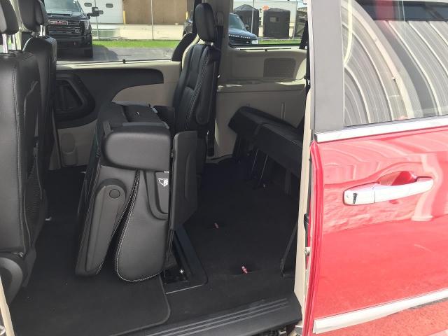 2015 Chrysler Town & Country Vehicle Photo in GREEN BAY, WI 54303-3330