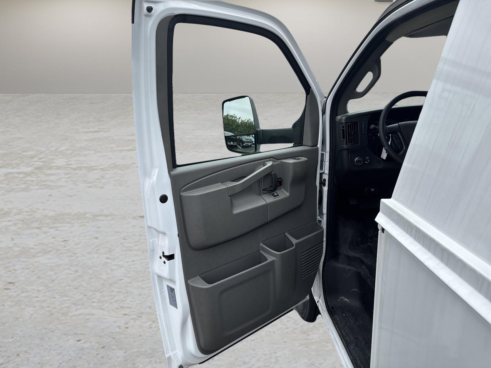 2025 Chevrolet Express Cutaway 3500 Vehicle Photo in GEORGETOWN, TX 78626-7508