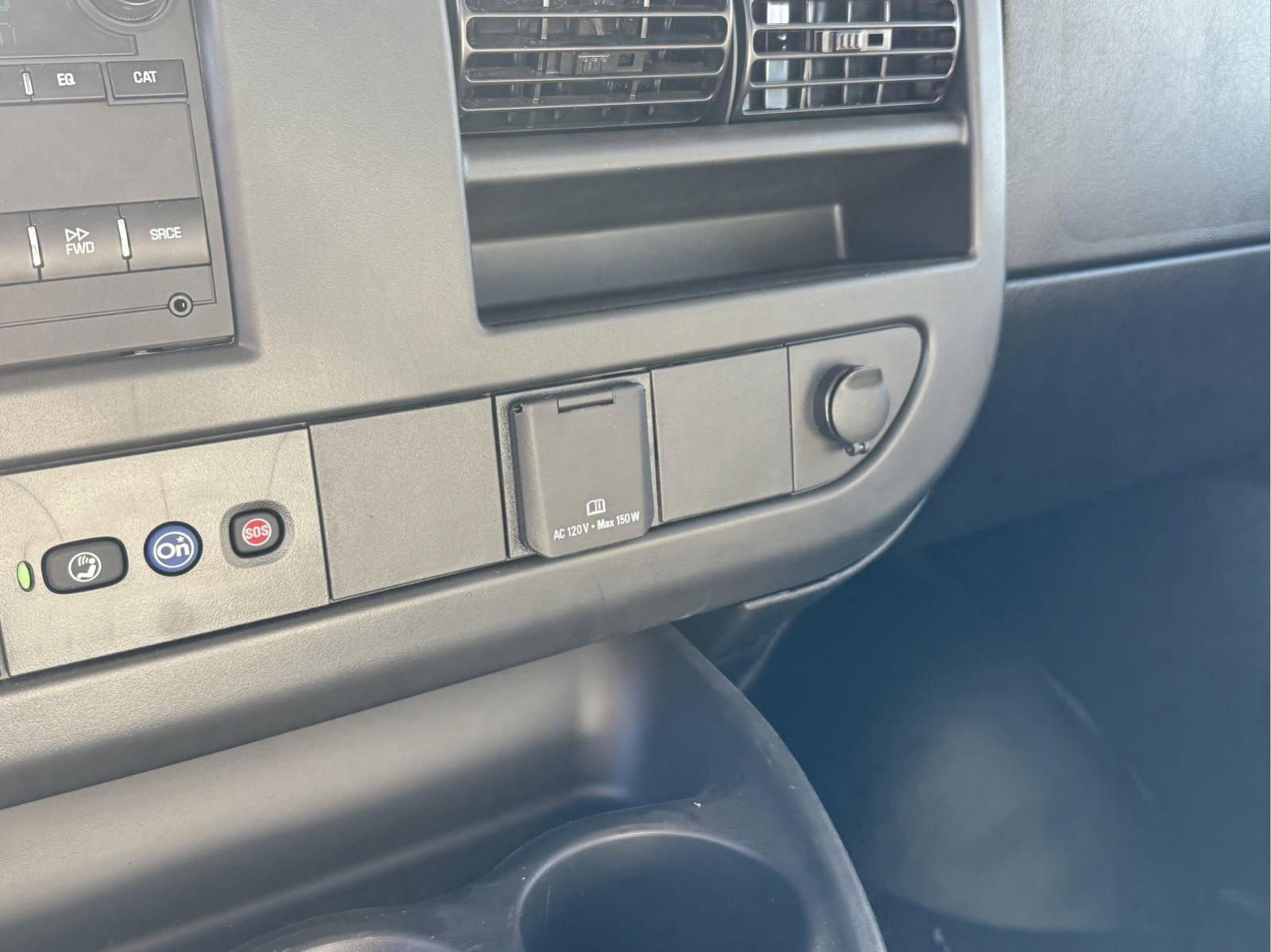 2024 Chevrolet Express Cutaway 3500 Vehicle Photo in GEORGETOWN, TX 78626-7508