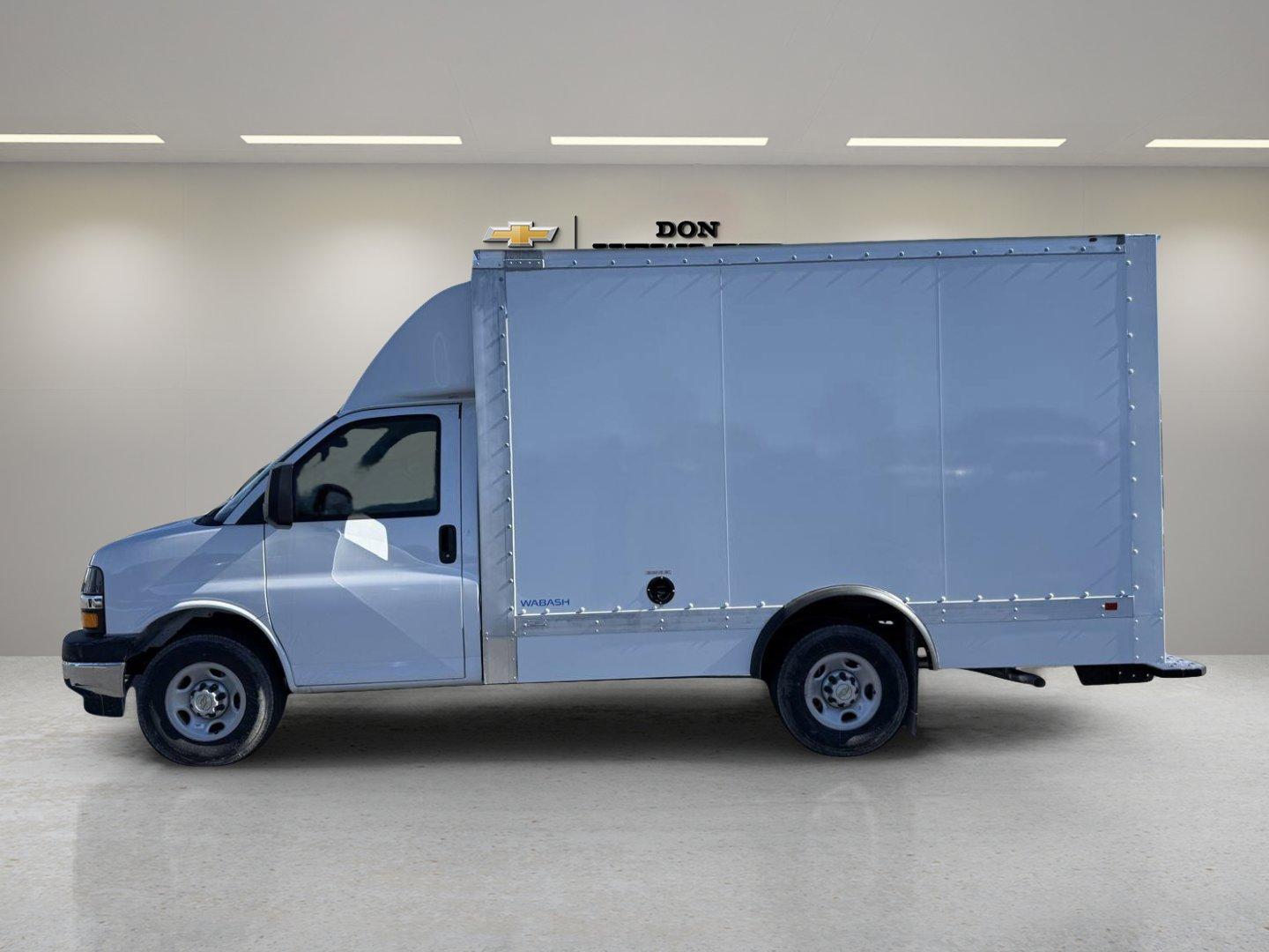 2024 Chevrolet Express Cutaway 3500 Vehicle Photo in GEORGETOWN, TX 78626-7508