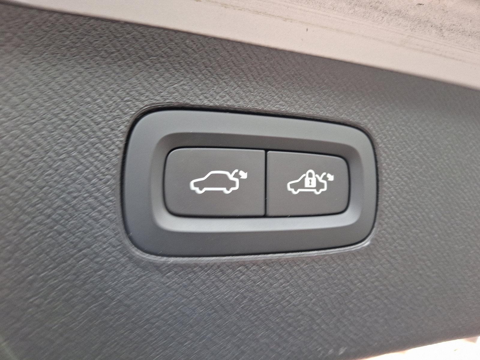 2022 Volvo XC90 Vehicle Photo in Trevose, PA 19053