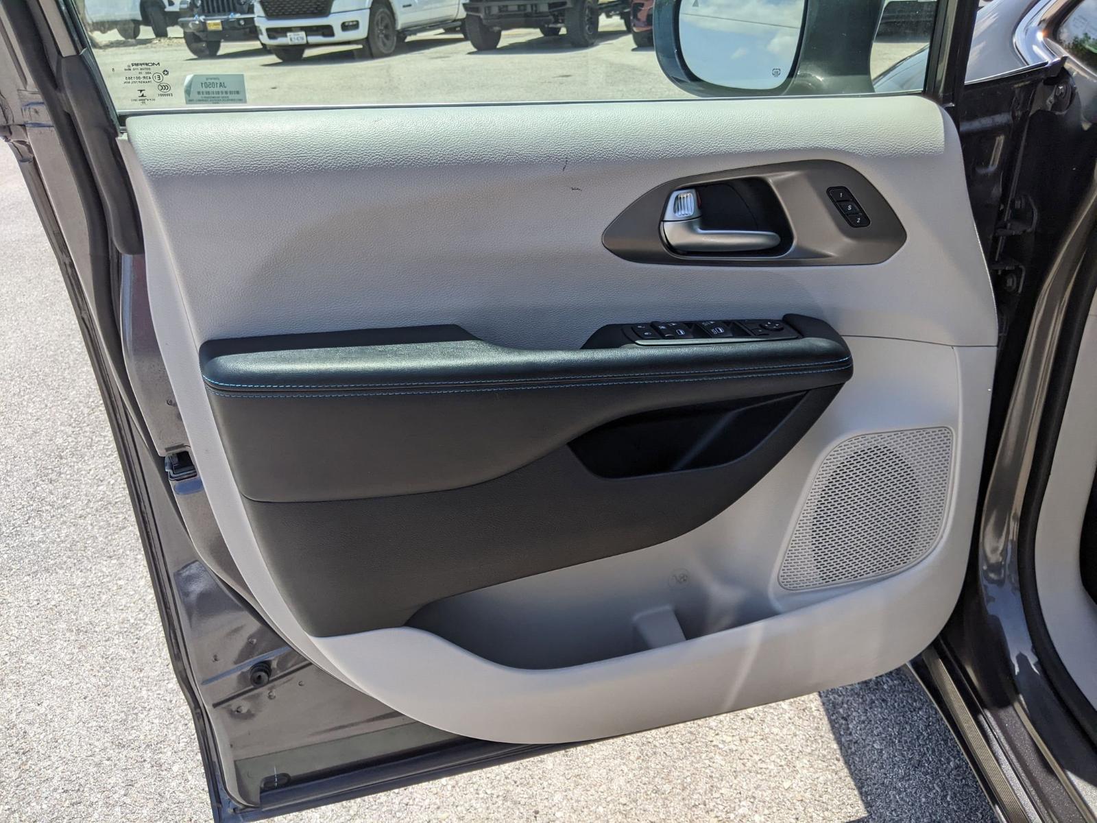 2021 Chrysler Pacifica Vehicle Photo in Seguin, TX 78155