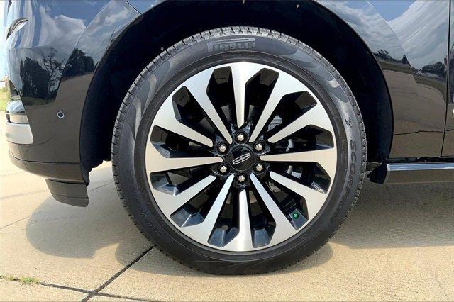 2024 Lincoln Navigator Vehicle Photo in TOPEKA, KS 66609-0000