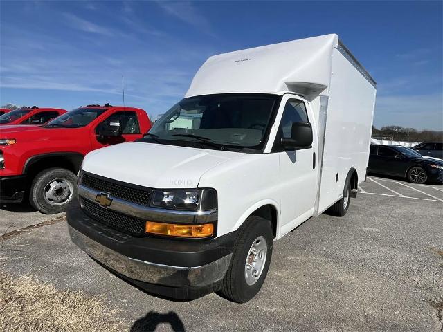 2025 Chevrolet Express Cutaway 3500 Vehicle Photo in ALCOA, TN 37701-3235