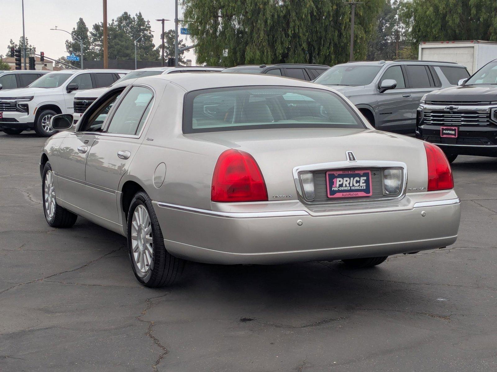 2003 Lincoln Town Car Vehicle Photo in VALENCIA, CA 91355-1705
