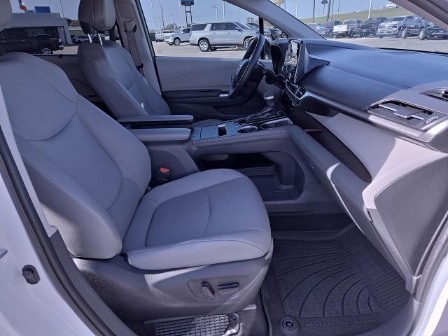 2022 Toyota Sienna Vehicle Photo in NEDERLAND, TX 77627-8017