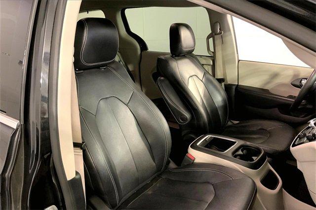 2022 Chrysler Pacifica Vehicle Photo in KANSAS CITY, MO 64114-4502