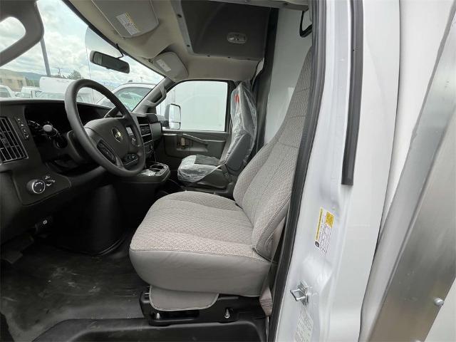 2024 Chevrolet Express Cutaway 3500 Vehicle Photo in ALCOA, TN 37701-3235