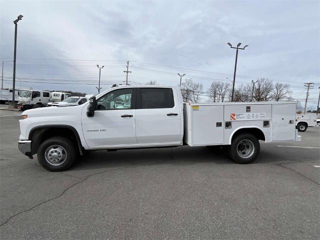 2024 Chevrolet Silverado 3500 HD Chassis Cab Vehicle Photo in ALCOA, TN 37701-3235