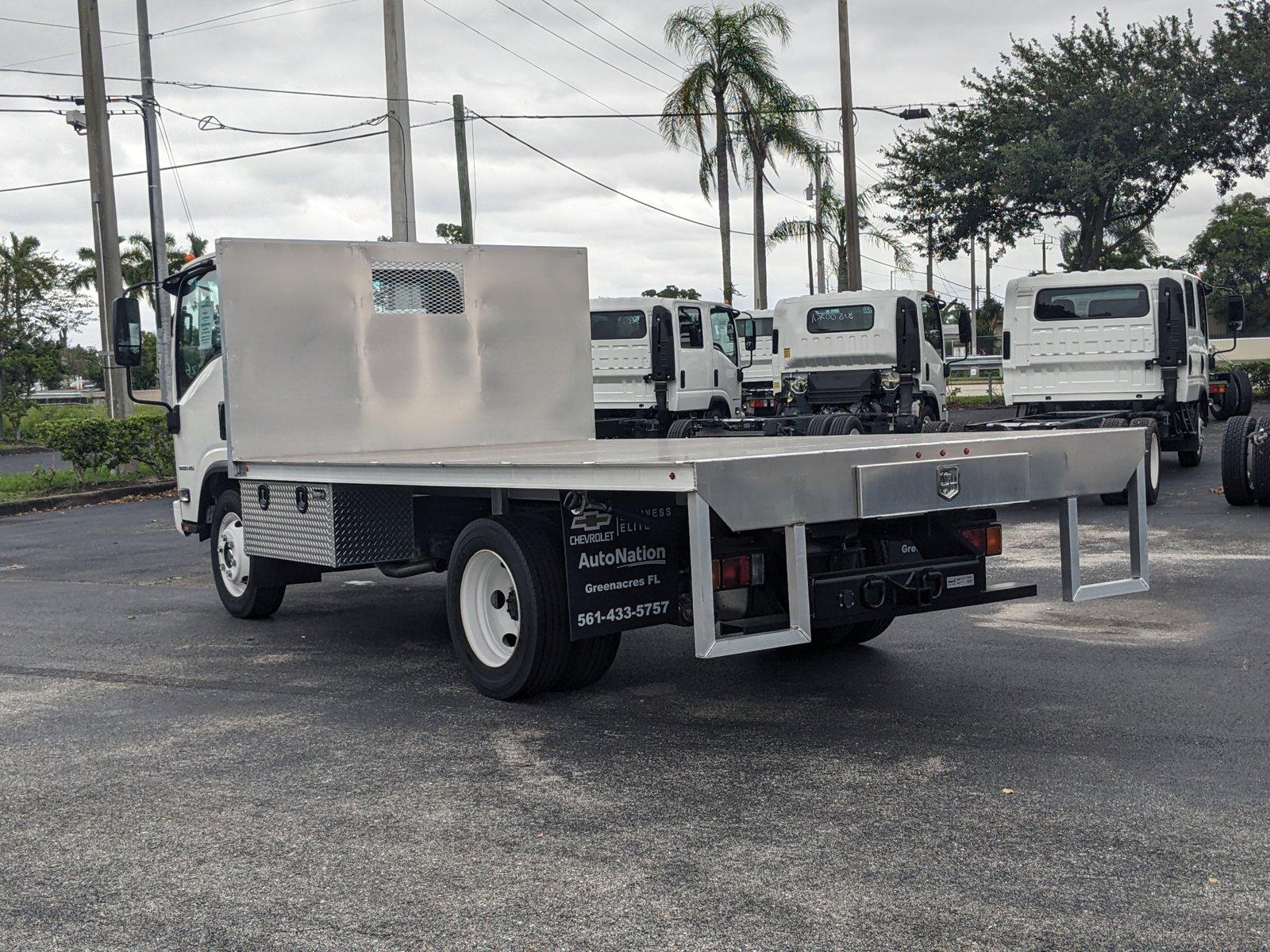 2024 Chevrolet Low Cab Forward 5500 XG Vehicle Photo in GREENACRES, FL 33463-3207