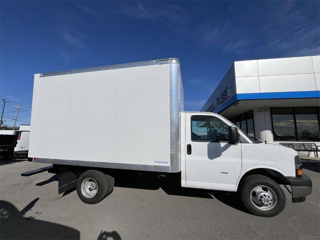 2024 Chevrolet Express Cutaway 3500 Vehicle Photo in ALCOA, TN 37701-3235