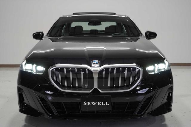 2025 BMW 540i xDrive Vehicle Photo in GRAPEVINE, TX 76051