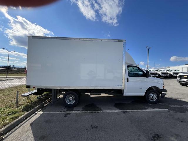 2024 Chevrolet Express Cutaway 3500 Vehicle Photo in ALCOA, TN 37701-3235