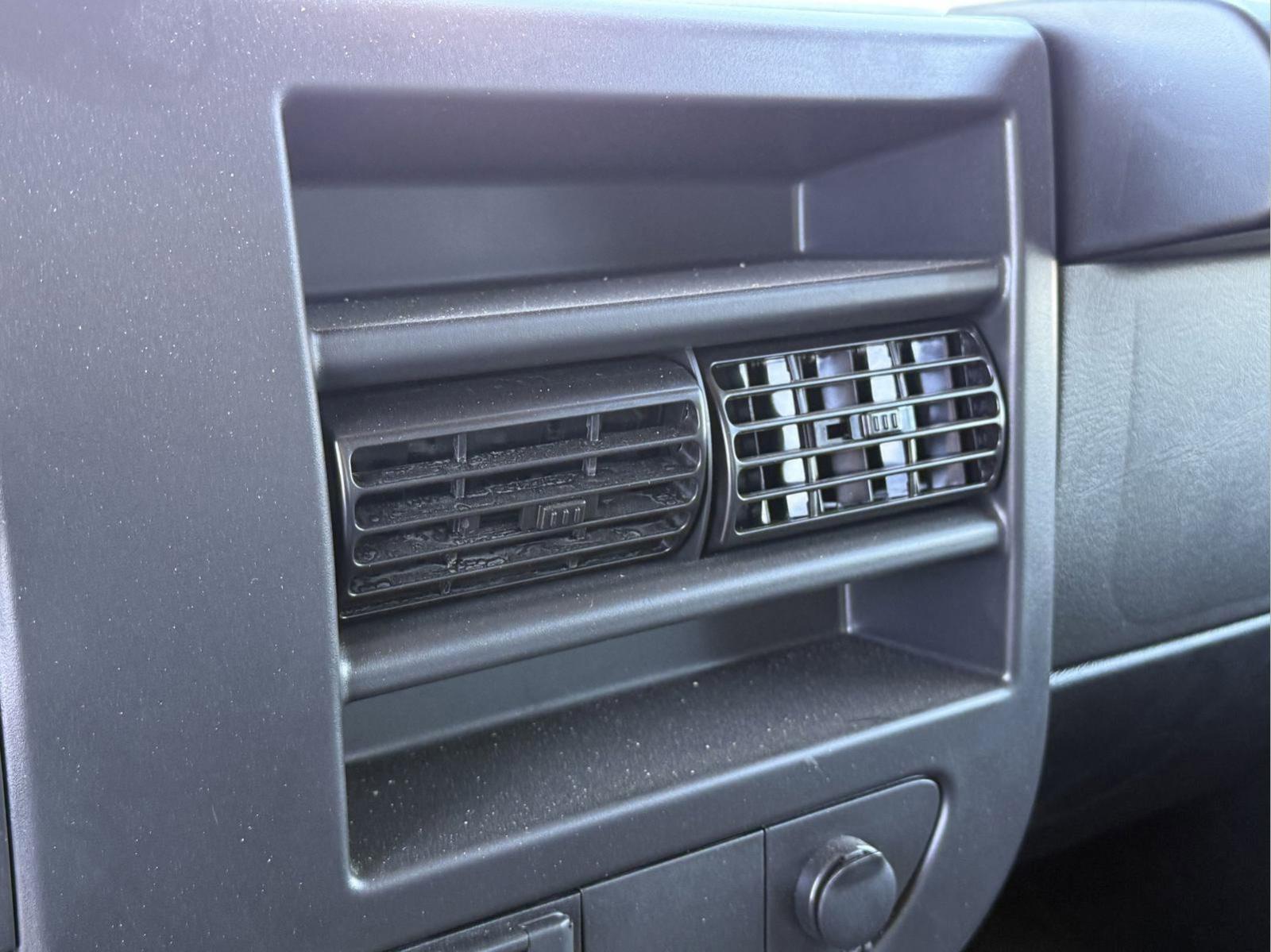 2024 Chevrolet Express Cutaway 3500 Vehicle Photo in GEORGETOWN, TX 78626-7508