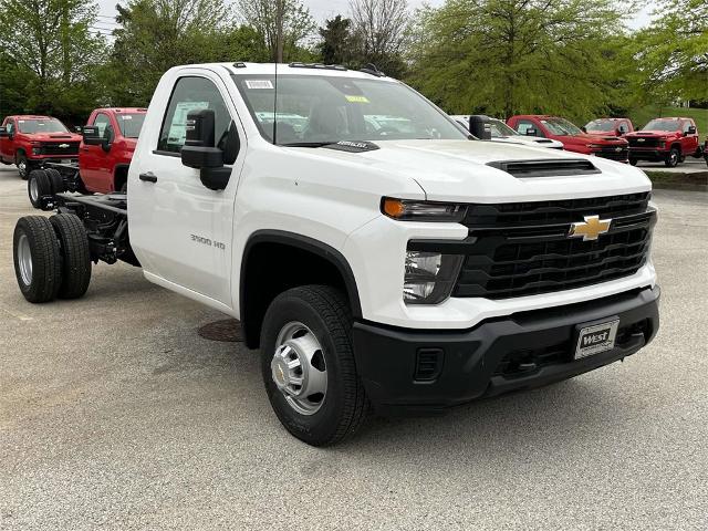 2024 Chevrolet Silverado 3500 HD Chassis Cab Vehicle Photo in ALCOA, TN 37701-3235