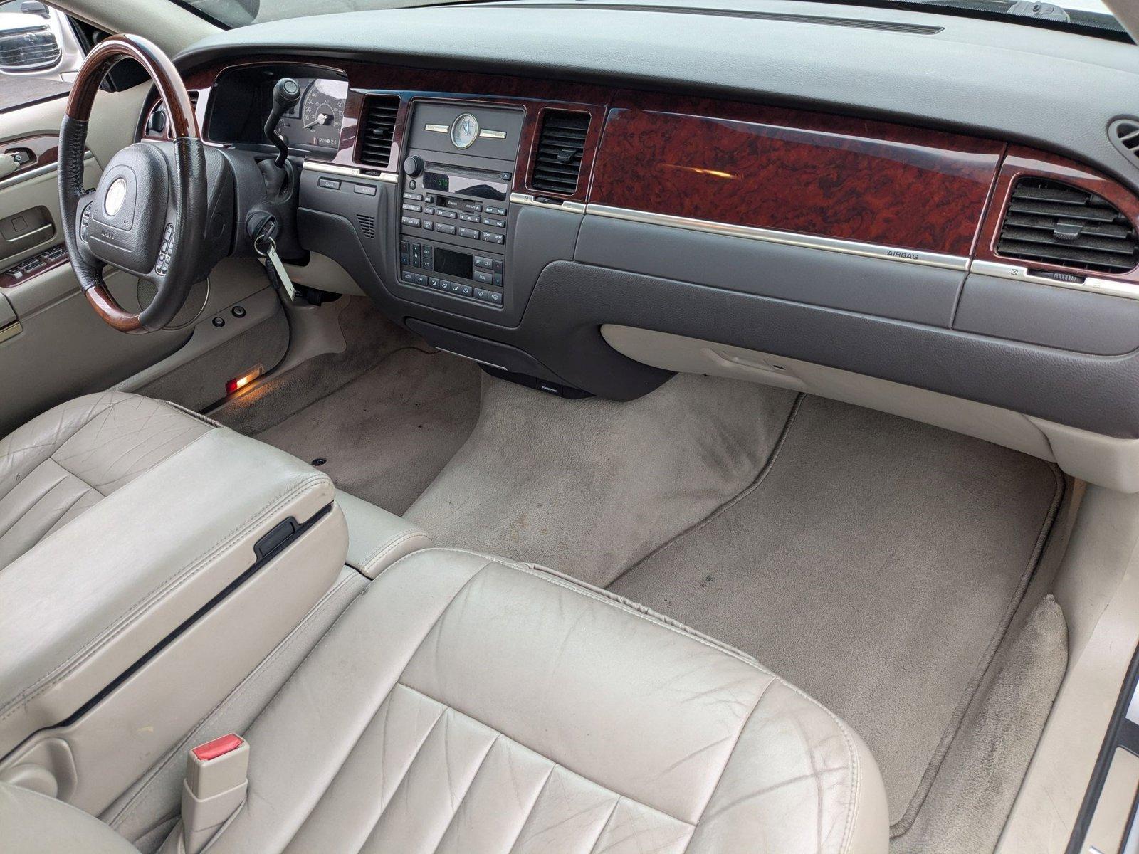 2003 Lincoln Town Car Vehicle Photo in VALENCIA, CA 91355-1705