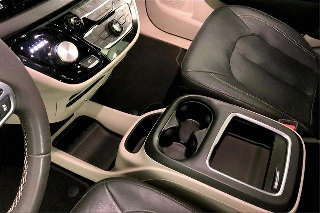 2022 Chrysler Pacifica Vehicle Photo in KANSAS CITY, MO 64114-4502
