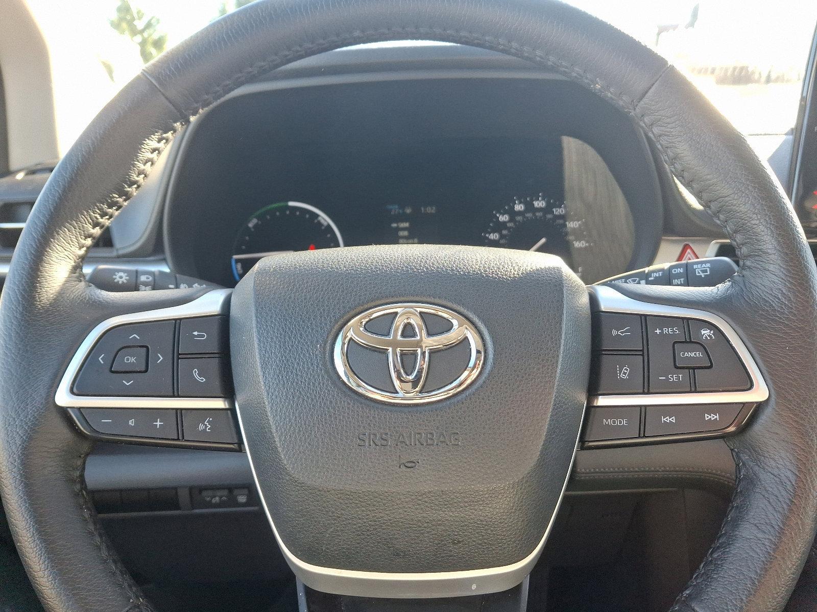 2023 Toyota Sienna Vehicle Photo in Trevose, PA 19053
